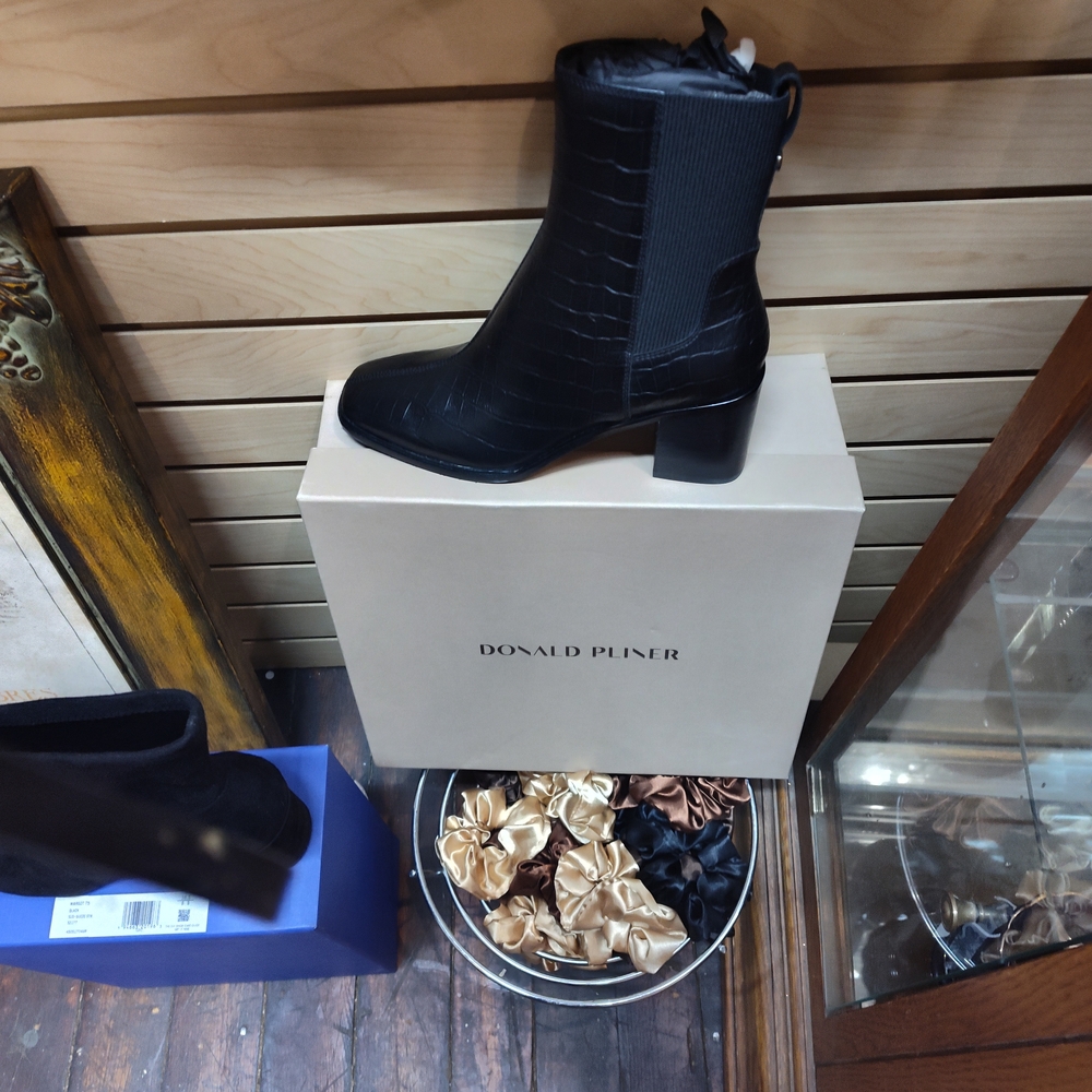 David Pliner Black Croc-Embossed Chelsea Boot with Block Heel. Never Worn - Picture 2 of 2
